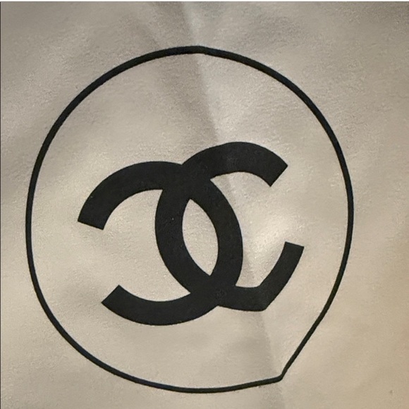 Ivory Throw with Black Emblem - Picture 8 of 10